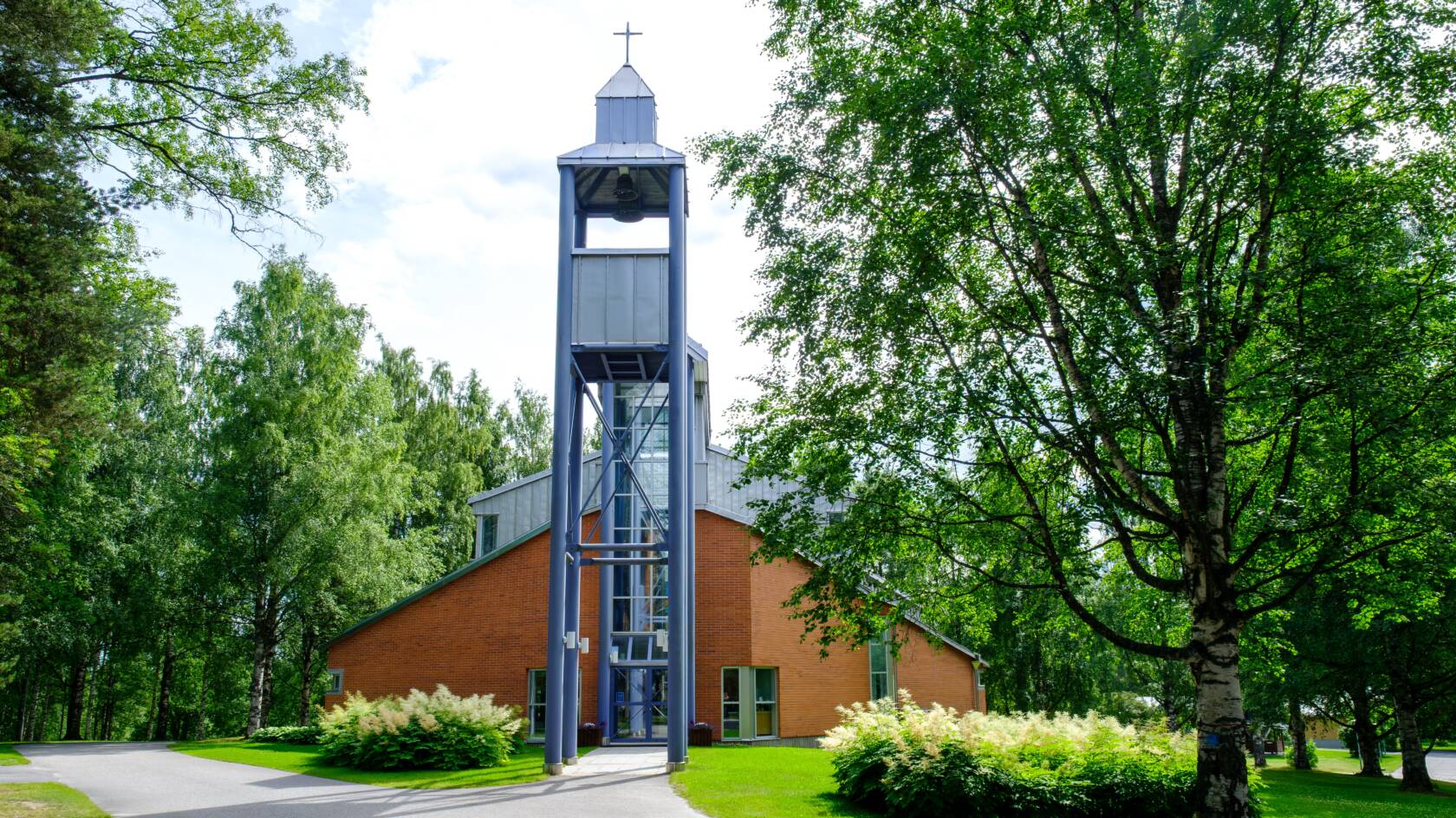 Juankosken Ylösnousemuksen kirkko ulkoa.