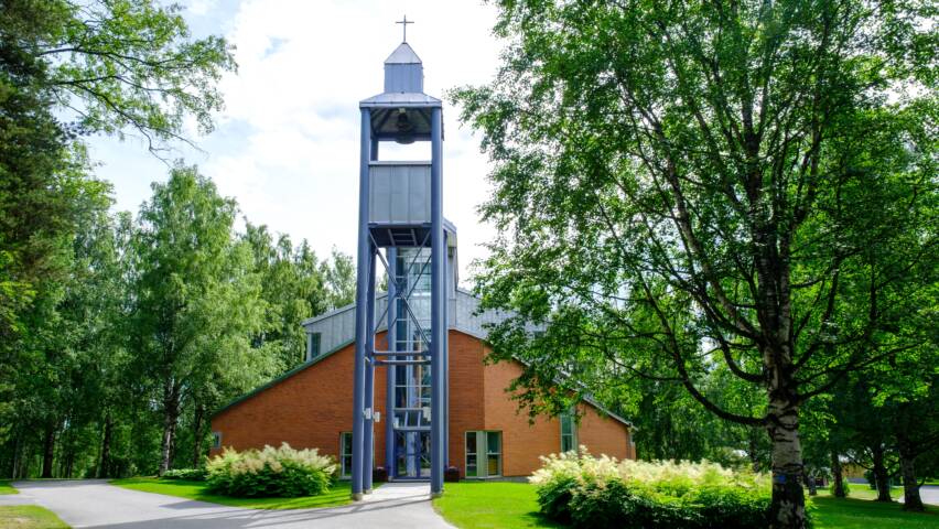 Juankosken Ylösnousemuksen kirkko ulkoa.