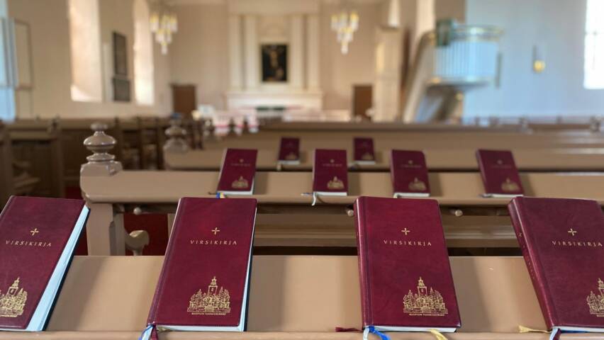Virsikirkoja kirkonpenkissä