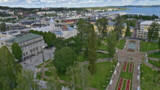 Kirkon tornista puistoon.