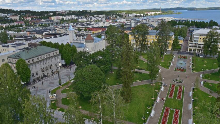 Kirkon tornista puistoon.