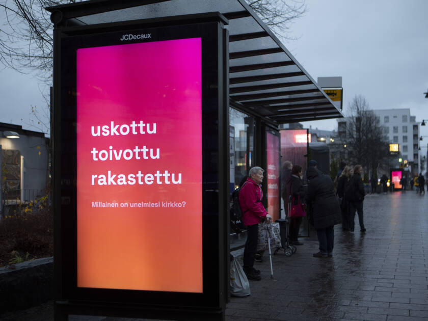 Bussipysäkkimainos Kuopion torin vieressä pysäkillä.