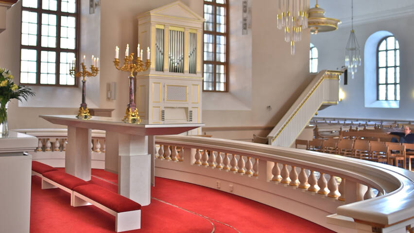kirkon sisäkuva.