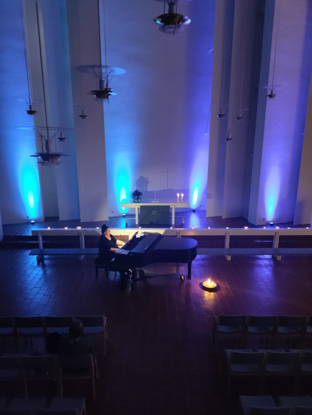 Ompeluseurat: Pötköttelymusiikkia- surun ja lohdutuksen lauluja valon ja varjojen maailmassa