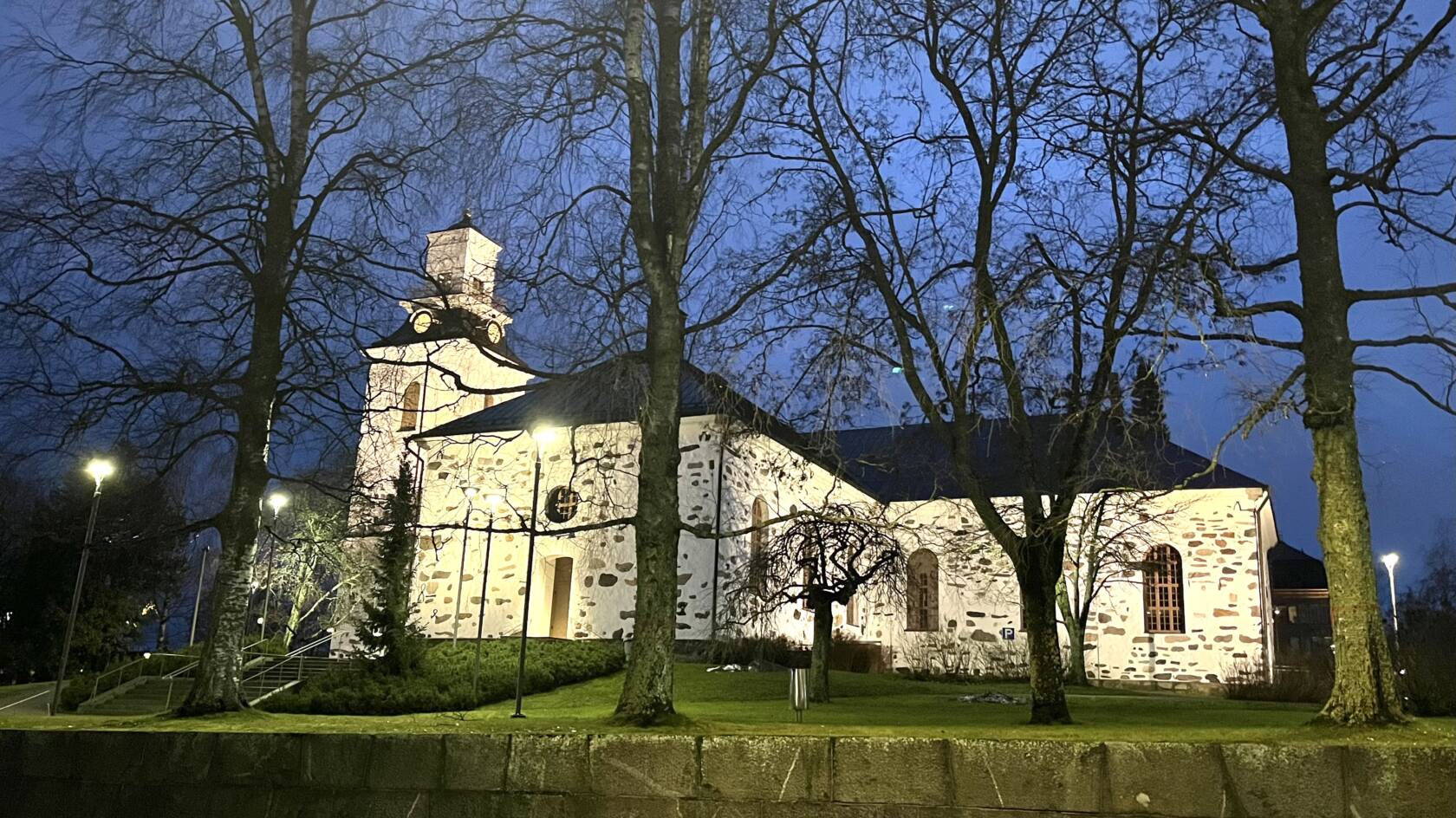 syksyinen kirkko ulkoa.