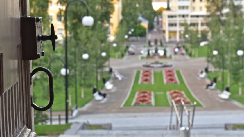 Ovi auki puistoon.