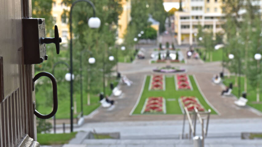 Ovi auki puistoon.