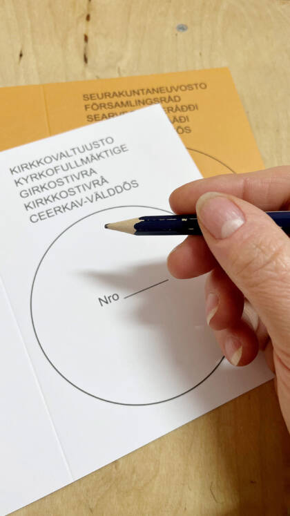 Seurakuntavaalien äänestyslaput.