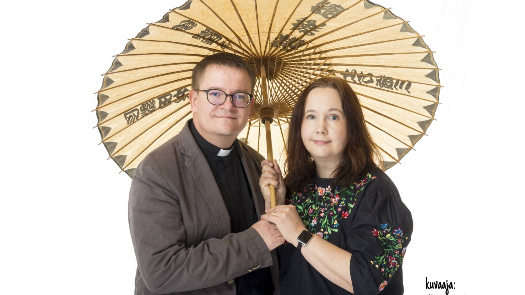 Lauri ja Asako Palmu päivänvarjon alla.