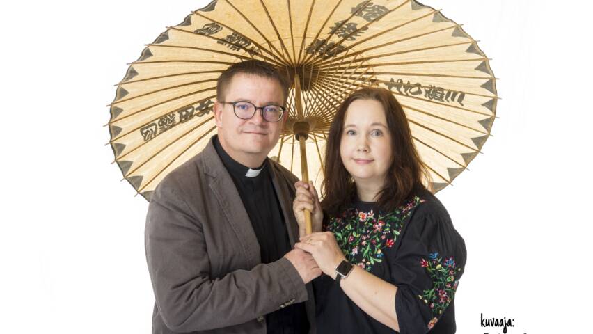 Lauri ja Asako Palmu päivänvarjon alla.