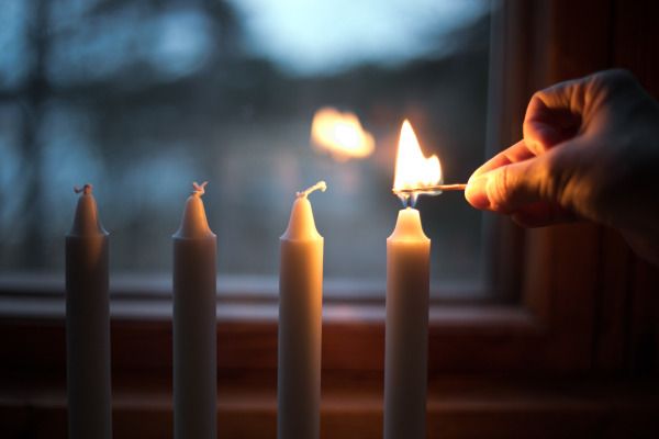 Ensimmäisen adventti kynttilän sytytys.