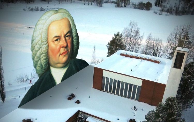 Bach-säveltäjän kuva ja Puijon kirkkorakennus katolta katsottuna.