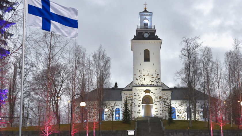 Tuomiokirkko ja suomen lippu