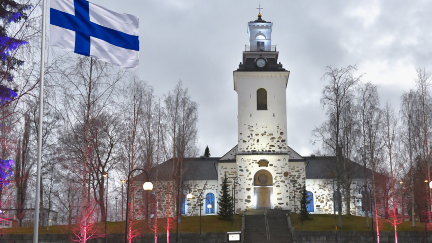 Tuomiokirkko ja suomen lippu