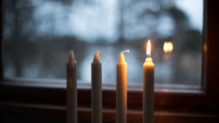 Ensimmäinen adventtikynttilä valaisee.