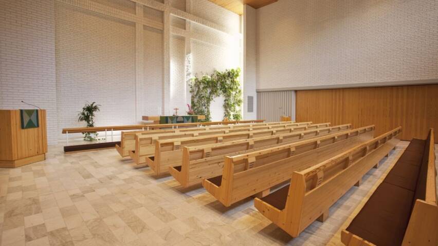 Kallaveden kirkon kirkkosalin penkkirivistö ja alttari.