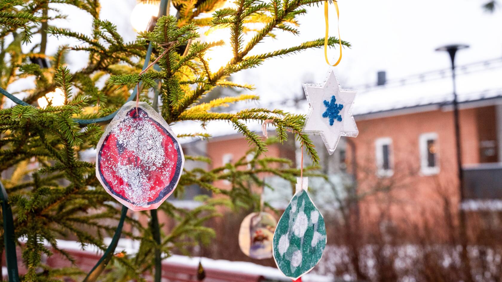 Kuusen oksassa koristeita.