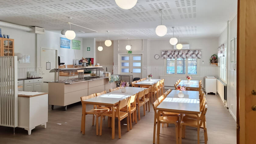 Leirikeskuksen ruokala ja ruokapöydät.