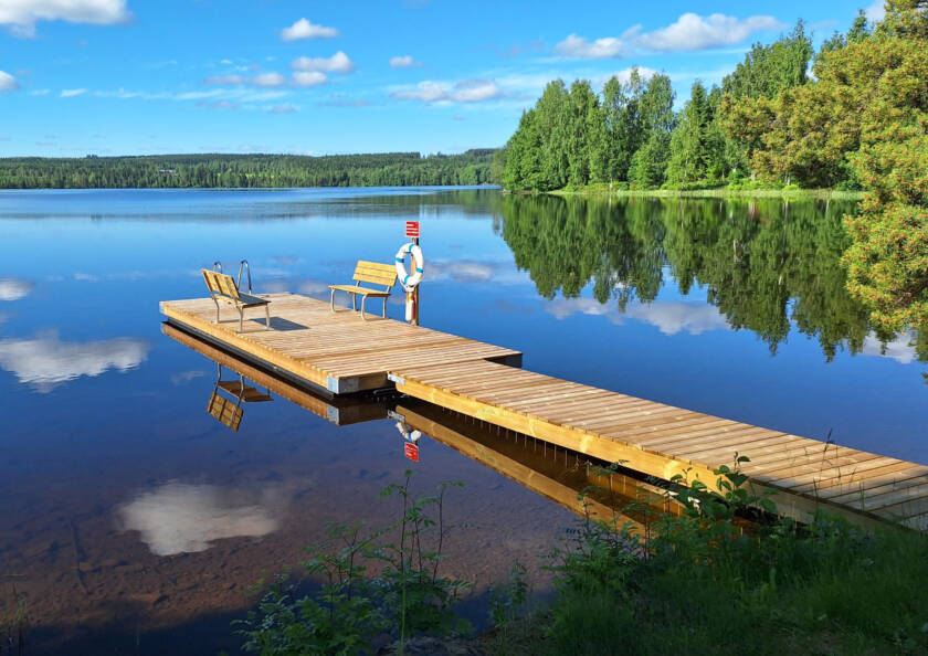 Rytkyn laituri kauniina kesäpäivänä.