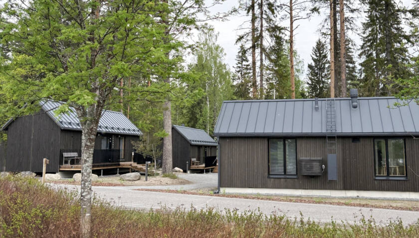 Rytkyn uusi saunarakennus ja taustalla mökkejä.