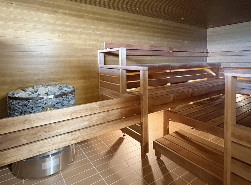 Rytkyn leirikeskuksen uusi sauna, lauteet ja kiuas.