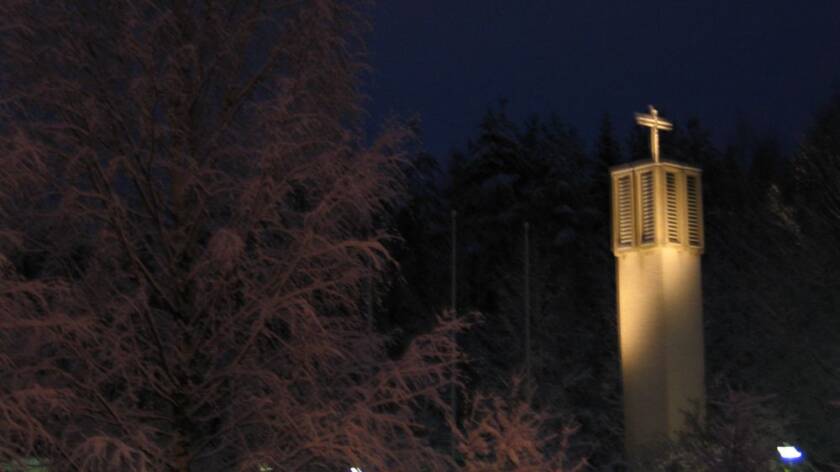 Tapuli valaistuna pimeällä.