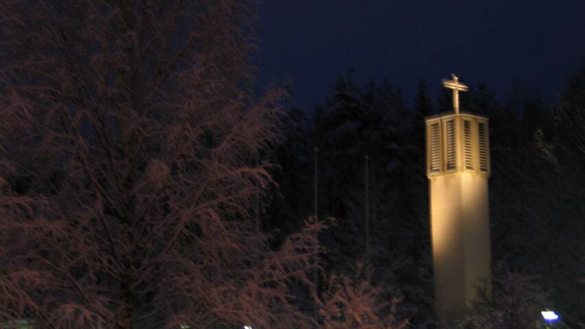 Tapuli valaistuna pimeällä.
