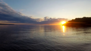 Aurinko nousee.