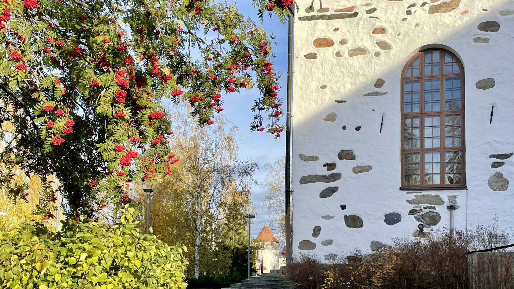 kirkon pihaa.